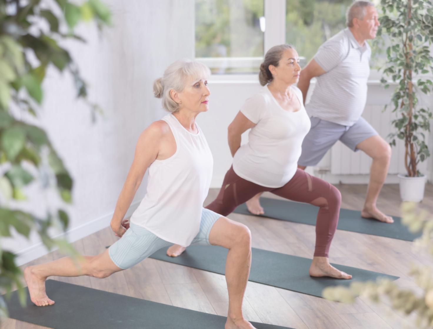 Personne pratiquant la méditation en pleine conscience dans un environnement paisible
